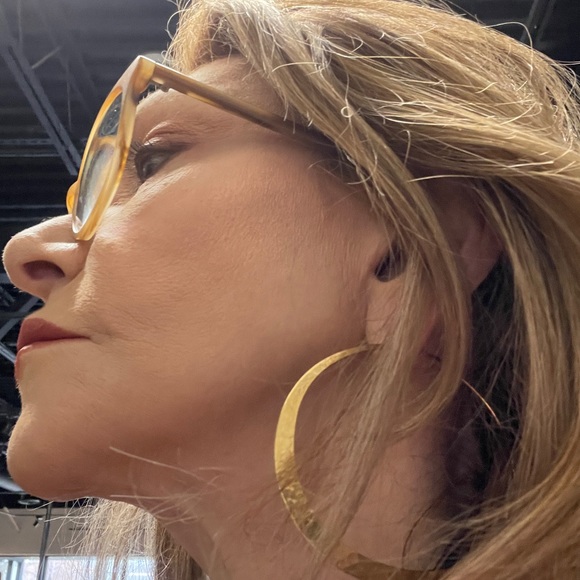 18 kt Gold Hoops - Picture 6 of 6